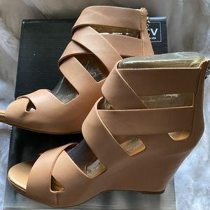 DV by Dolce Vita Pali wedge sandal new in box size 7.5